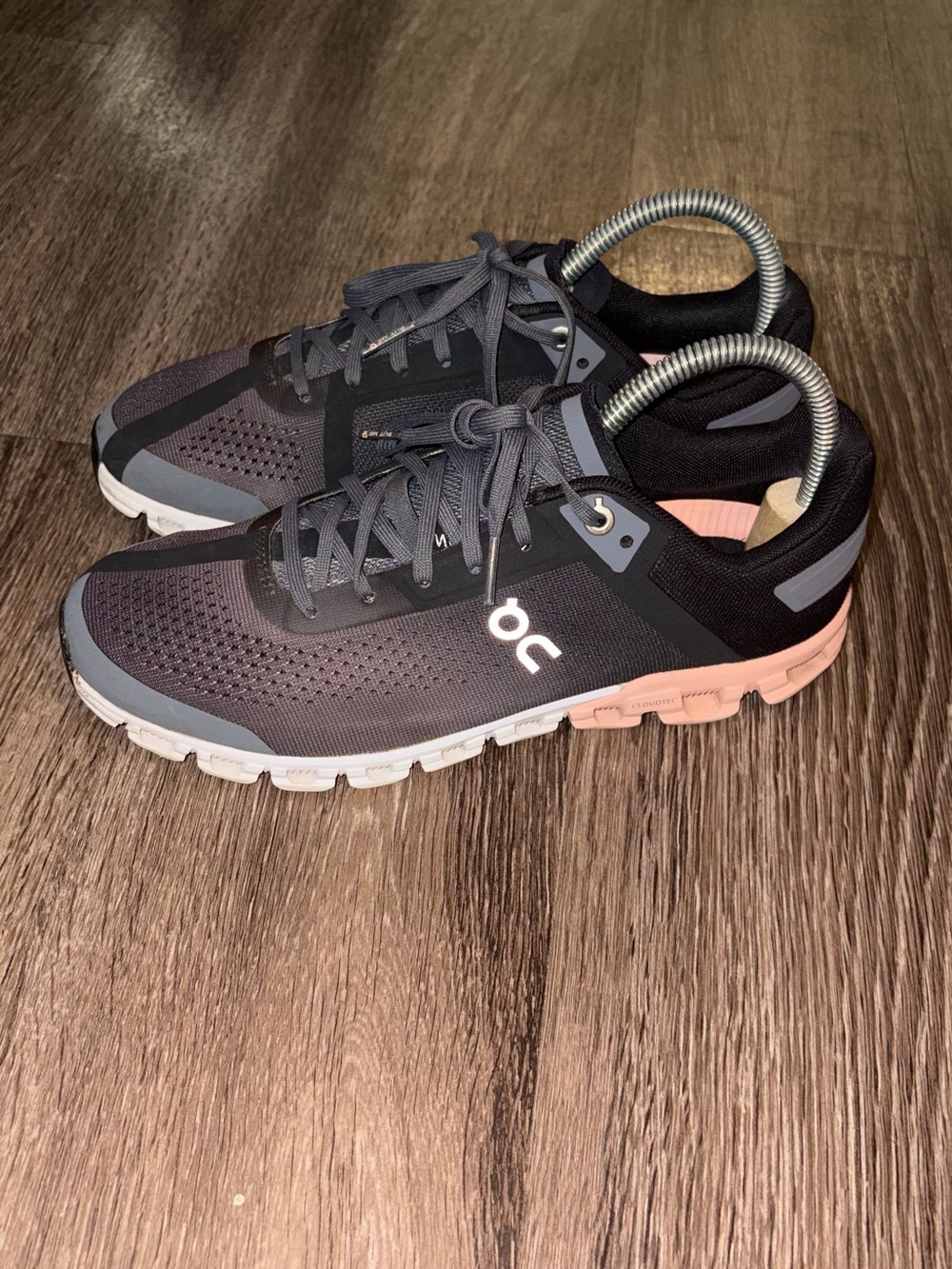 Women’s onCloud Grey Rock rose colorway Cloudflow with grey mesh sneakers sz 8